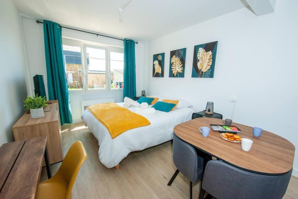 Appartement Proche Gare Routiere Fougères Exteriör bild